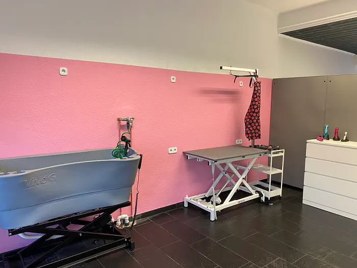 Badewanne und Schertisch im Behandlungsraum